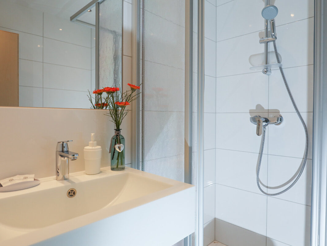 Pension Haus Maria Badezimmer Dreibettzimmer Nord