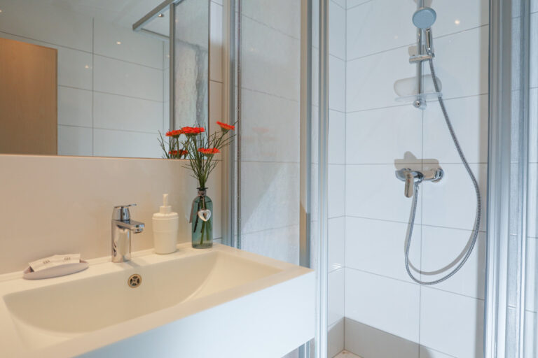 Pension Haus Maria Badezimmer Dreibettzimmer Nord