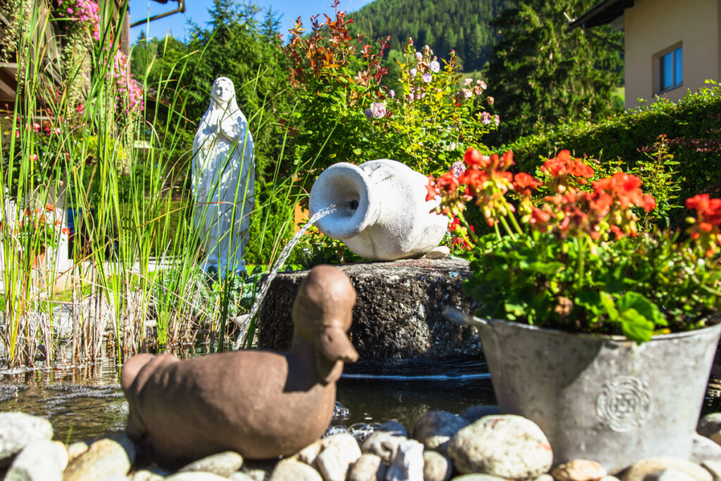 Pension Haus Maria Brunnen mit Blumen